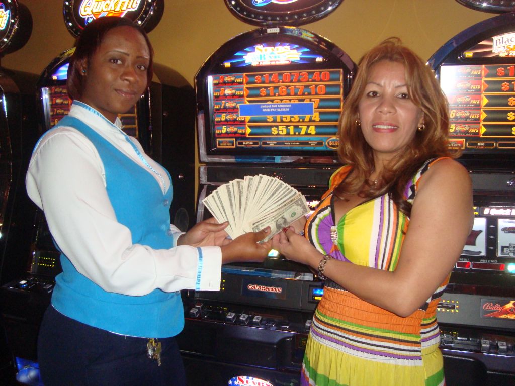 Carnaval Casino ta entregá Erilene Reyes $6,036 dòler kèsh komo ganador di ‘Jackpot’