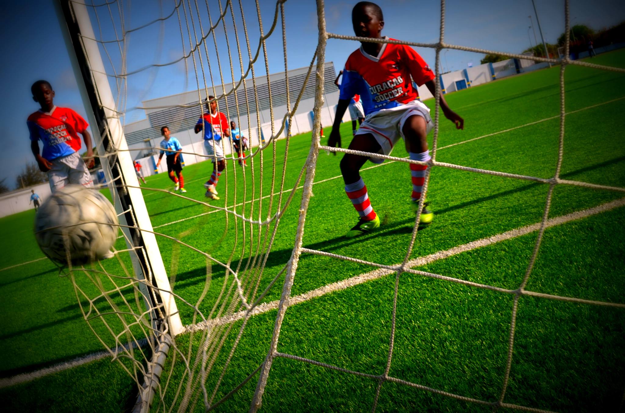 Influensia positivo di Curaçao Soccer Academy riba resultado eskolar di alumnonan