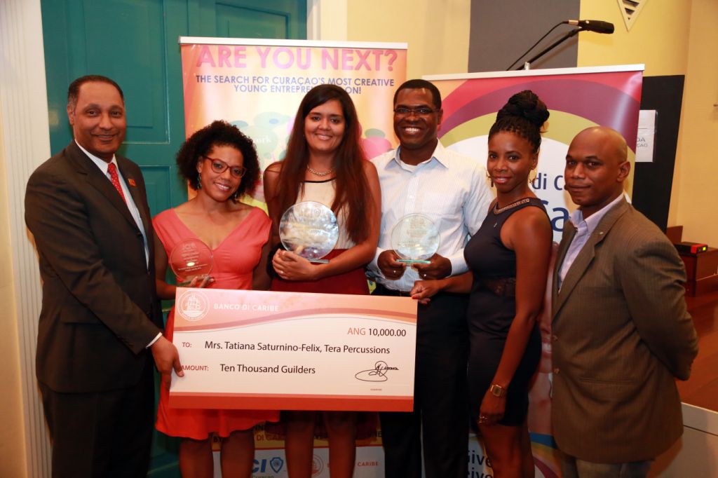 Banco di Caribe ku sosten di 10,000 florin na empresario  hóben ganadó di Creative Young Entrepreneur Award