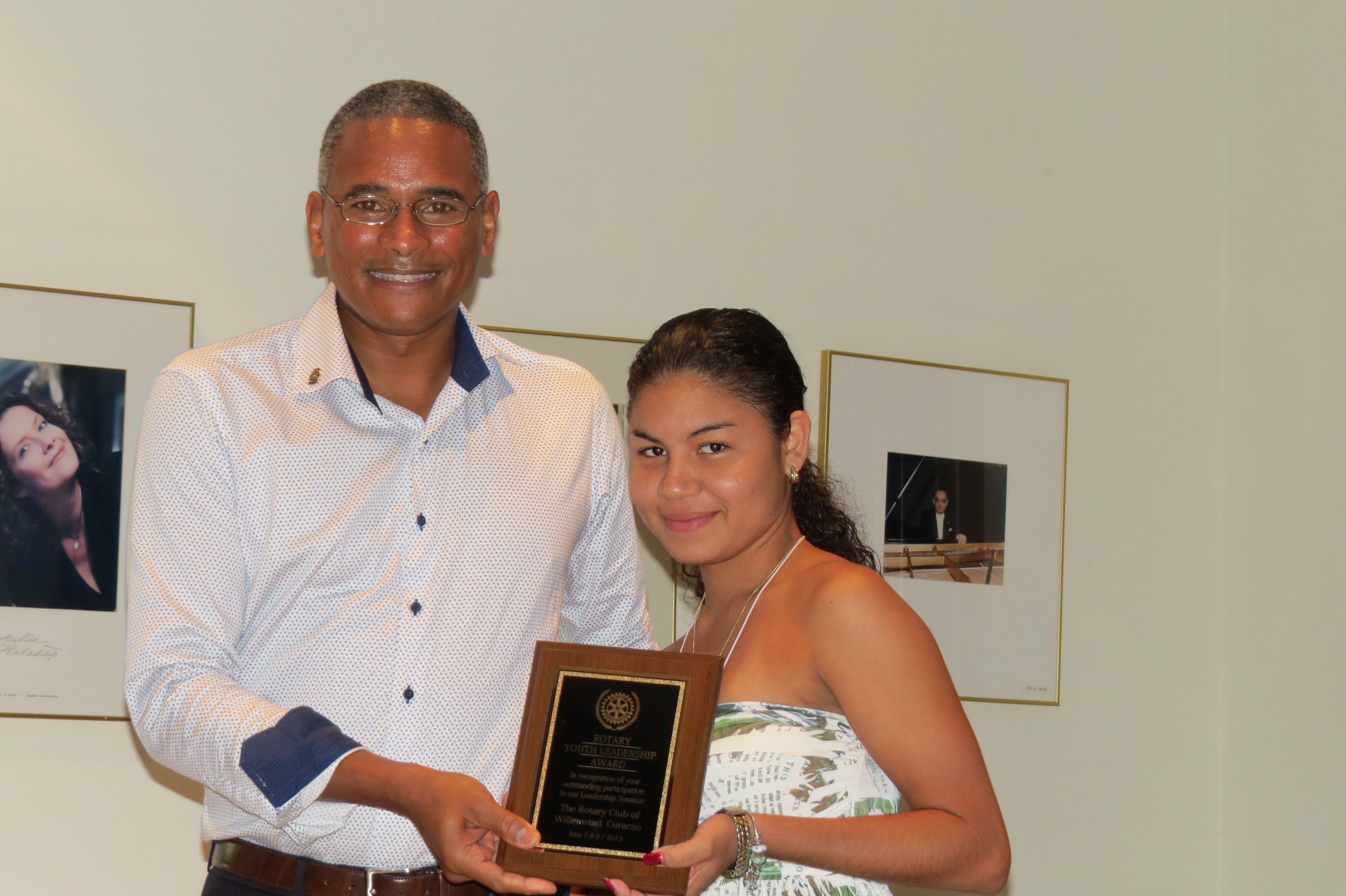 Lychellede Lannoy(18) van Kolegio Alejandro Paula wint de Rotary Youth Leadership Award 2013