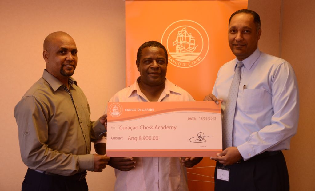 Banco di Caribe ku donashon importante  pa Curaçao Chess Academy (CCA)