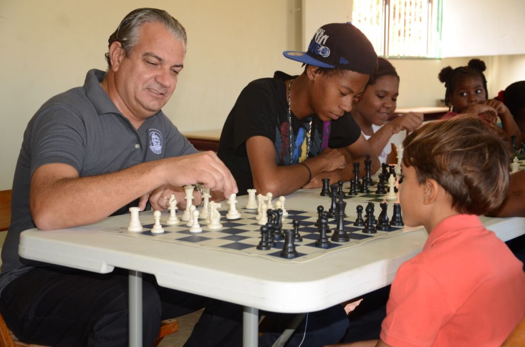 Banco di Caribe den koperashon ku Curaçao Chess Academy a inisiá proyekto ‘Lès di Ahedres’ pa mucha