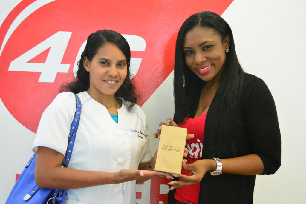 Regina Rodriguez felis ganador di  Galaxy S5 ku Digicel den ‘Text 2 Win’