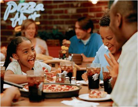 Mama ke pizza riba su dia:  Pizza Hut dediká na komfortabilidat di henter famia!