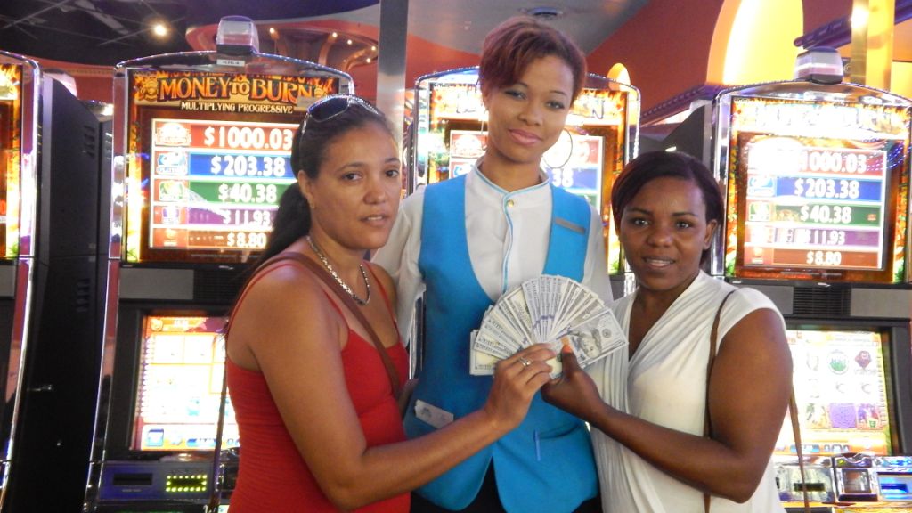 Sra. Judis Rojas ta gana $3895.74  kèsh ku Jackpot di Carnaval Casino
