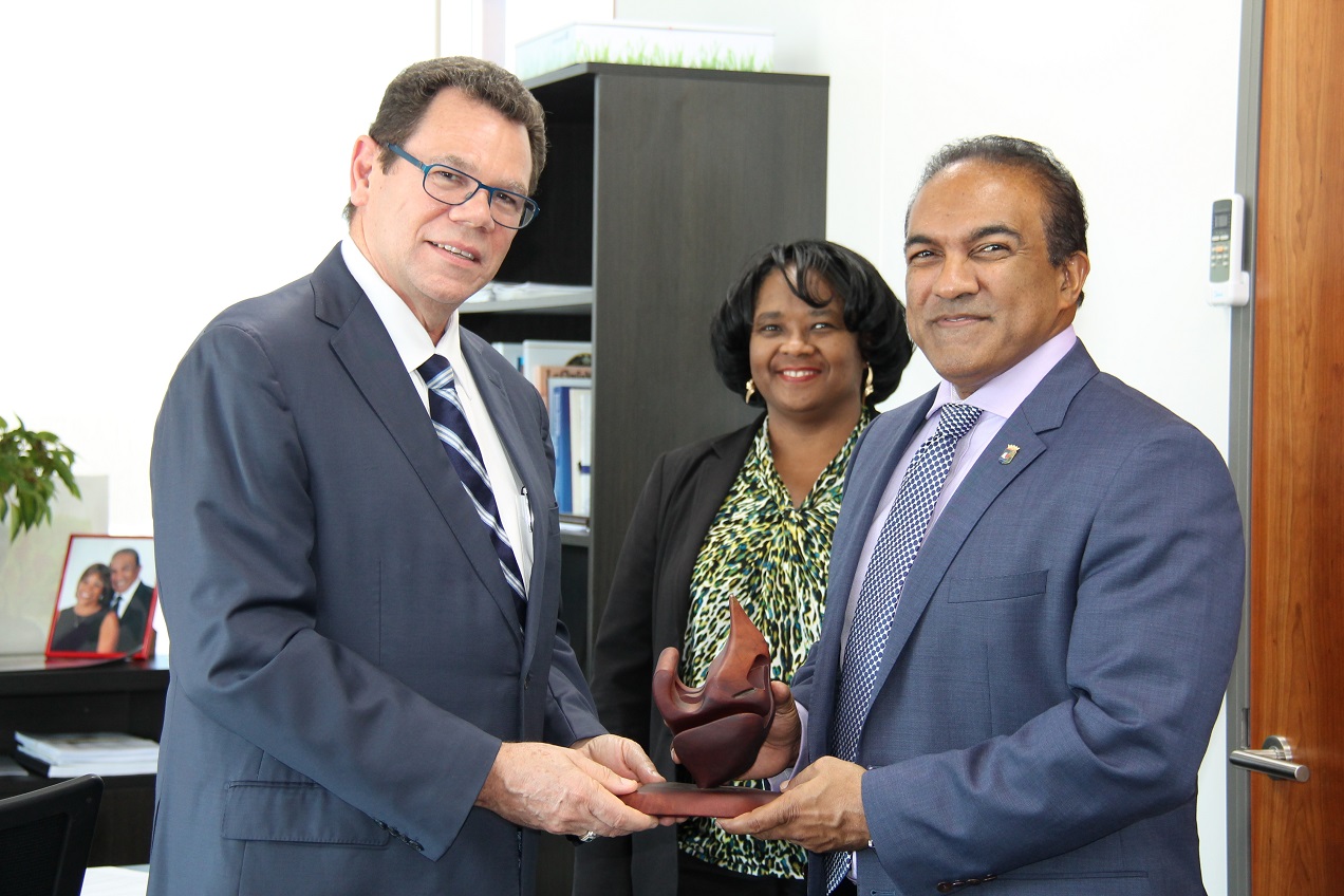 “Caribbean Development Bank (CDB) ta bishita i konsultá ku Minister Palm riba posibel miembresia di Kòrsou”