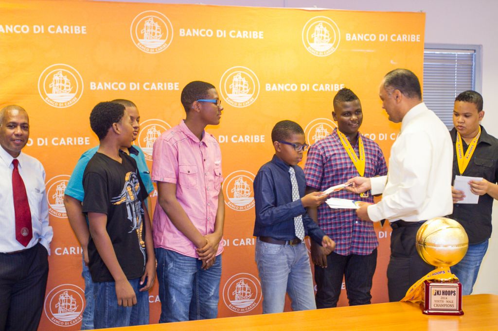 Banco di Caribe a risibí kopa di kampion  KJ Hoops 2014  di BdC Willemstad Warriors