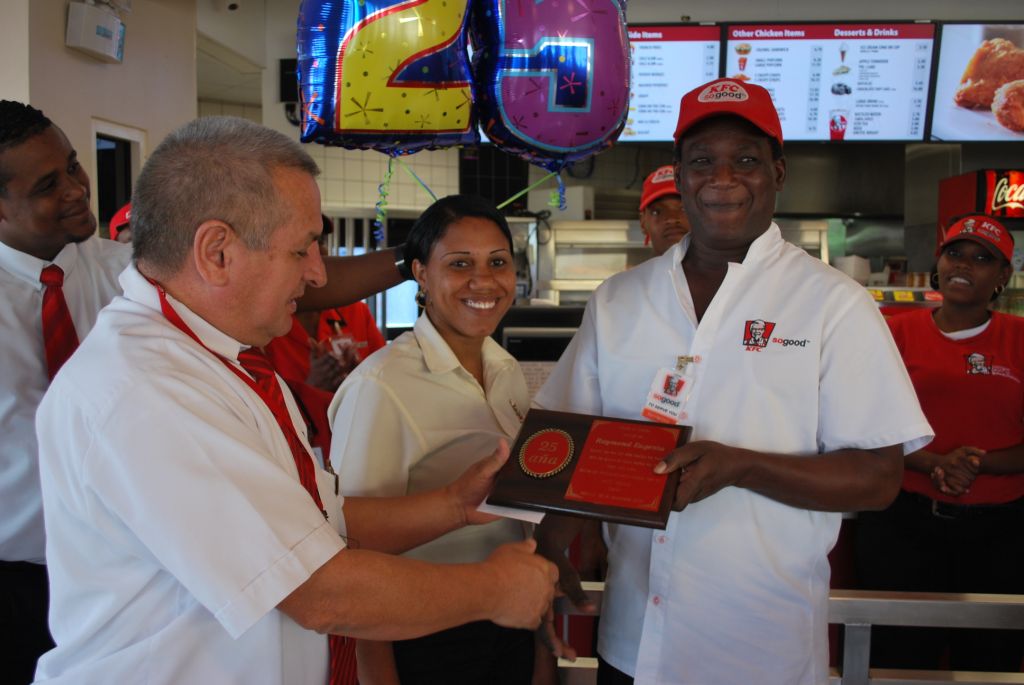 Raymond Eugenia a kumpli 25 aña den servisio di KFC