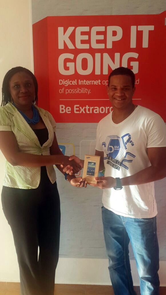 Sra. Lourdes Mercelina felis ganador di  un Samsung Grand 2 ku Digicel ‘Text 2 Win’