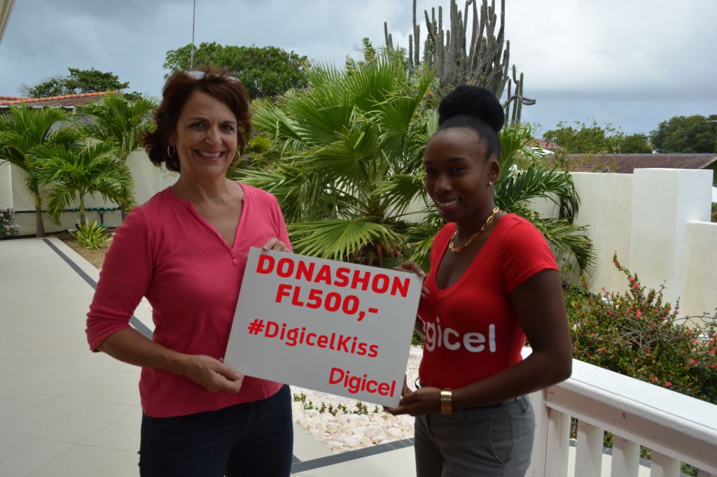 Donashon di Digicel na Hospice Arco Cavent Curaçao