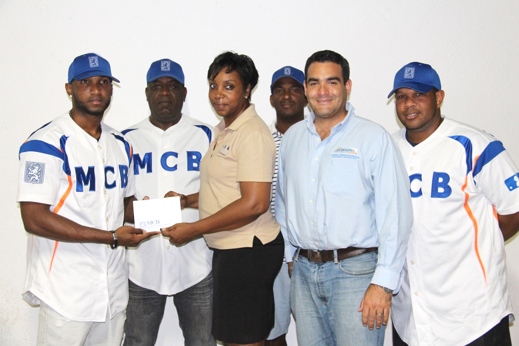 Softball Team MCB Maskulino i Caribbean Welding Scaffolding & Insulation Services N.V. a kontribuí ku Curaçaose Atletiek Bond