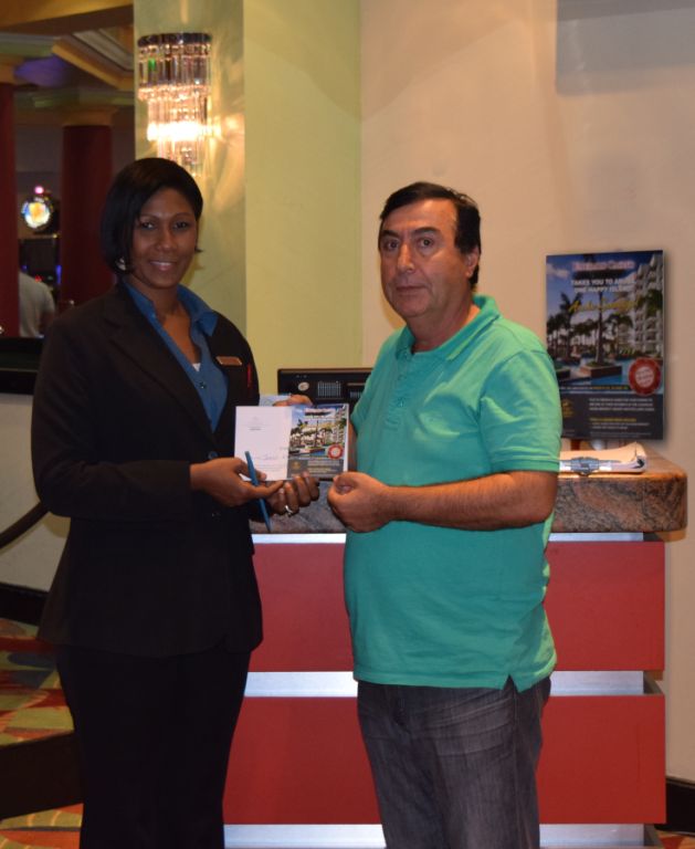 Sr. Jamal Kaddoura  promé ganador di kampaña: ‘Emerald Casino takes you to Aruba, One Happy Island!’