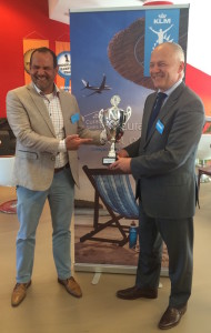 1Edward Suares (CTB) i Harm Kreulen (Direktor di KLM Hulanda) mustrando e trofeo pa e agente di biahe ganador di ?KLM Curaçao Sales Run?-L