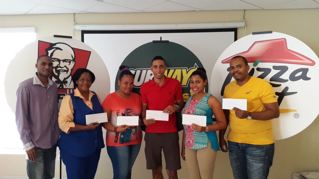KFC, Subway i Pizza Hut a entregá karchinan pa  “Viva La Musica Latina Curaçao” na ganadónan di kampaña