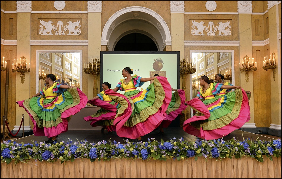 Grupo di baile D’Art Holland ta saka kara durante entrega anual di Appeltjes van Oranje