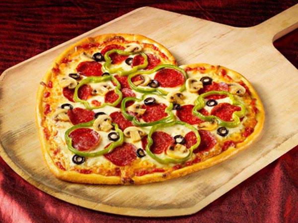 Pizza Hut  ku un pizza den forma di kurason spesialmente pa selebrashon Dia di Mama