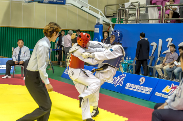 Hakeem Lowe di Brazil Taekwondo Stichting di e team di Train Hard Fight Smart a perde 13-15 contra di Korea.