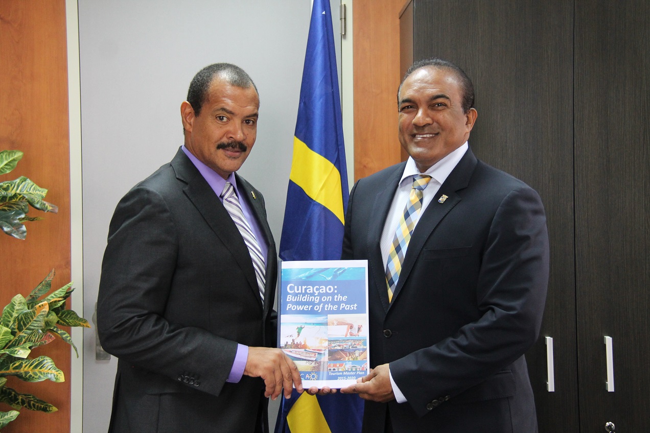 “Minister Palm a entrega Master Plan di Turismo na Presidente di Parlamento”