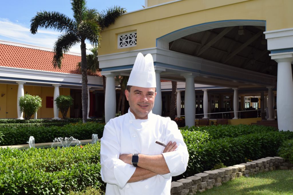 Chef Celso Pinto lo enkabesá e tim  kulinario di Marriott Resort Curaçao