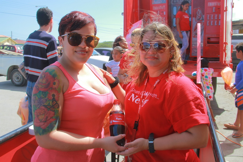 Follow the truck! Team Coca-Cola ta invita clientenan pa traha nan label y T-shirt personalisa  Cumpra Coke y ricibi un selfie stick gratis