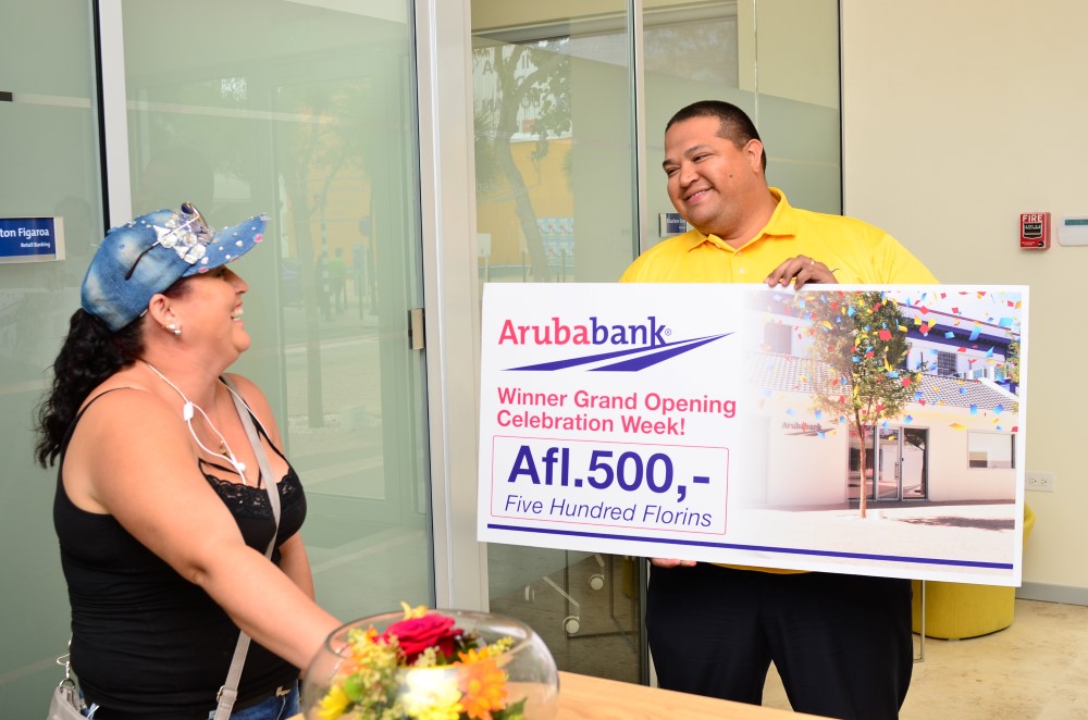 En conexion cu e “Siman di Apertura” di e Main Street Express Branch Aruba Bank ta regala su clientenan premionan cash
