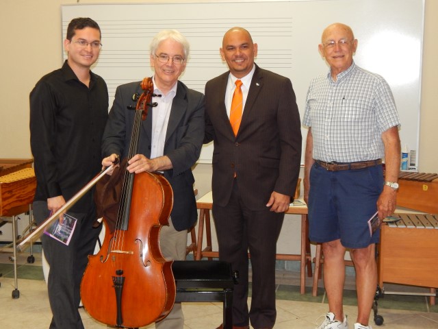 Minister Otmar Oduber hunto cu scol di musica Rufo Wever y Nuevo Mundo Festival & Academy a firma un  Memorandum of Understanding MoU