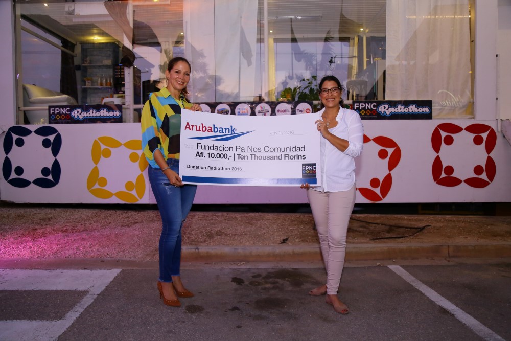 Aruba Bank cu donacion di Afl. 10.000,00 na Fundacion Pa Nos Comunidad