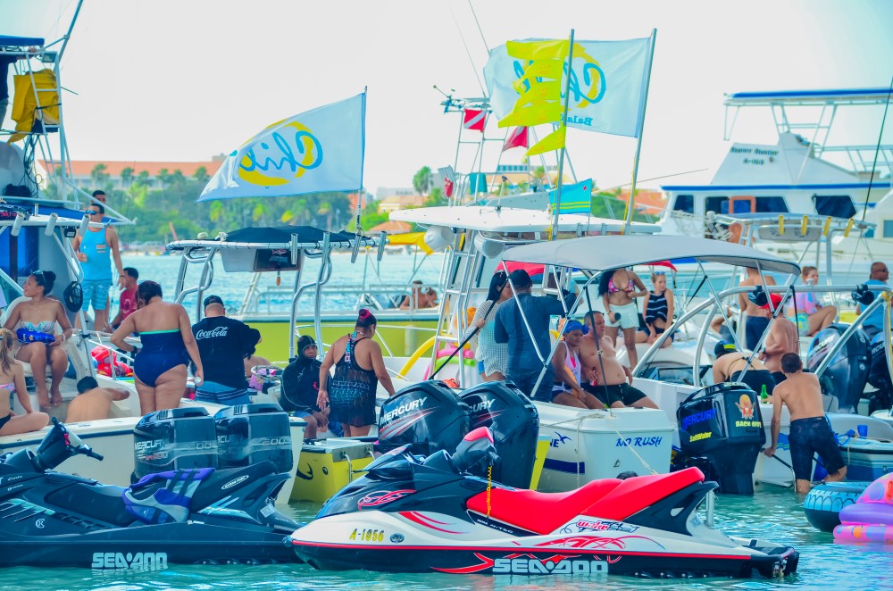 Hopi boto, musica y ambiente den Aruba Boat Fest di Chill