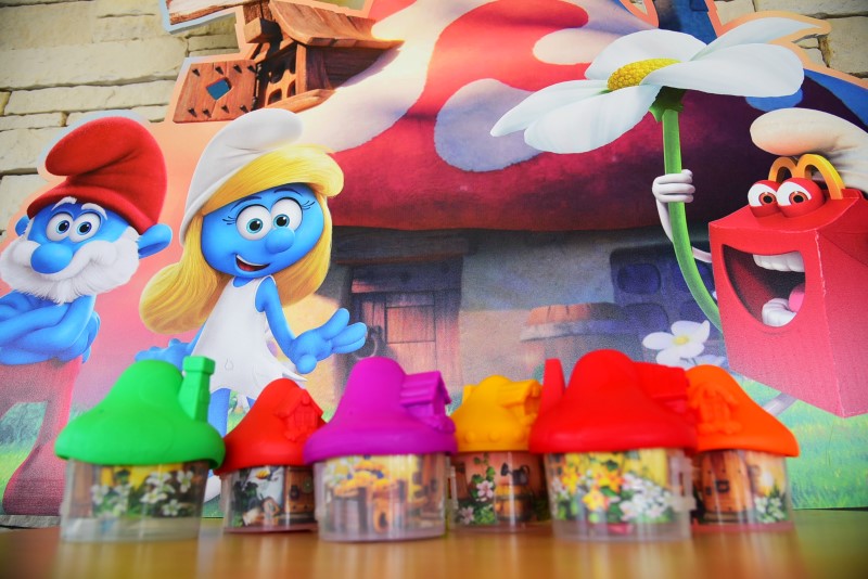 Happy Meal Box ta sorprende cu “The Smurfs”