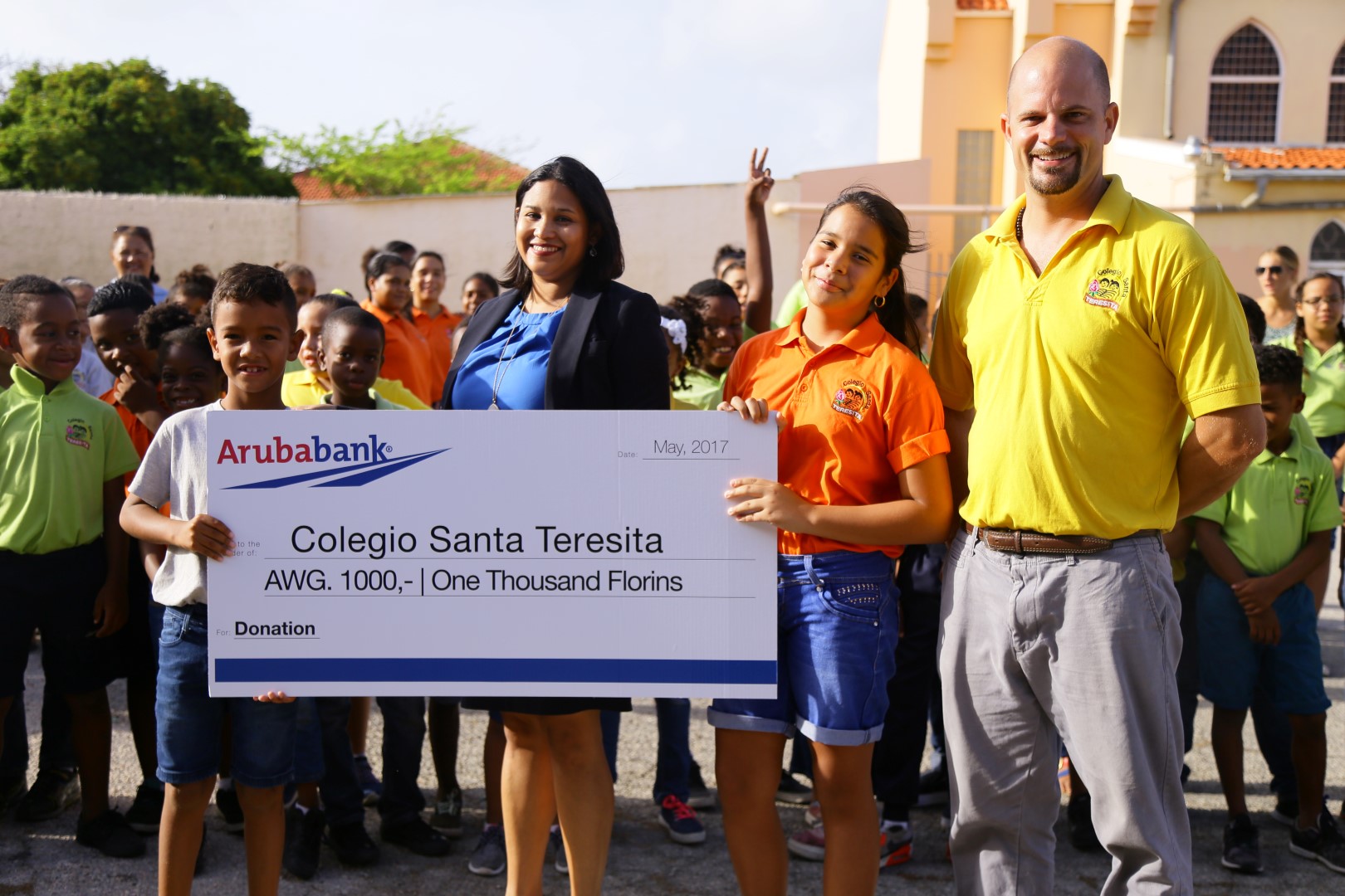 Aruba Bank a contribui cu un donacion pa alumnonan di Colegio Santa Teresita pa stimula lesamento na scol