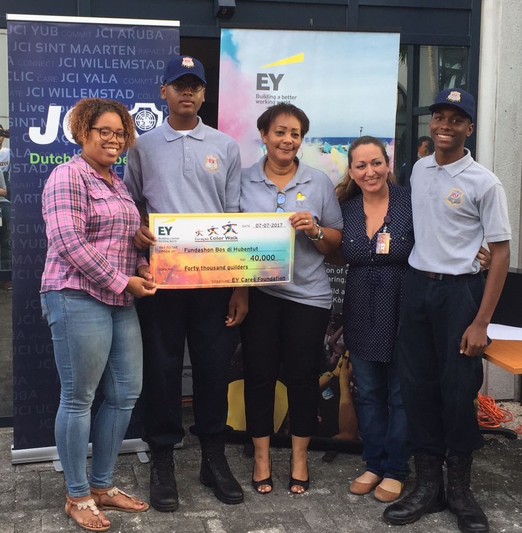 Curaçao Color Walk overhandigt donaties na succesvolle vierde editie