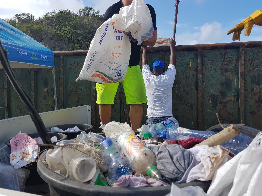 Curaçao Clean Up den un bachi nobo ta un eksito!