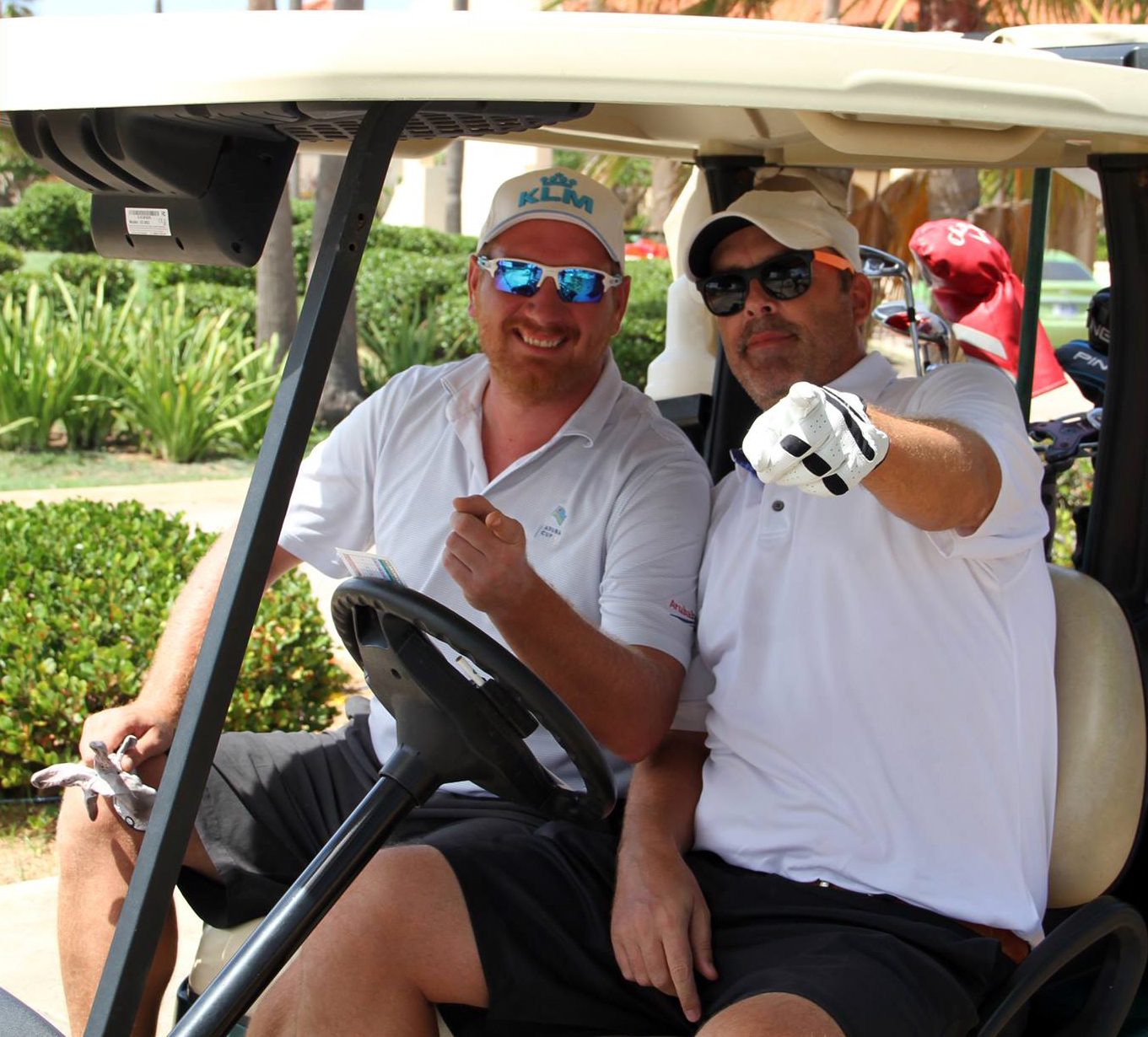 Organizer Pepia-Est surprises Disabled Golf Aruba with a cheque