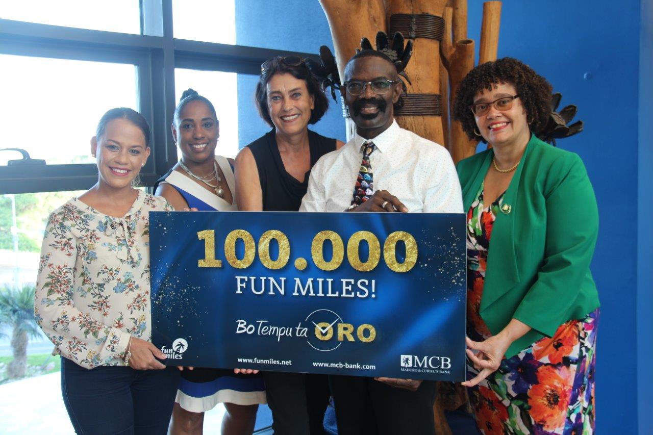 Maduro & Curiel’s Bank i Fun Miles a premia ganadornan di 100.000 Fun Miles di e kampaña Bo Tempu ta Oro.