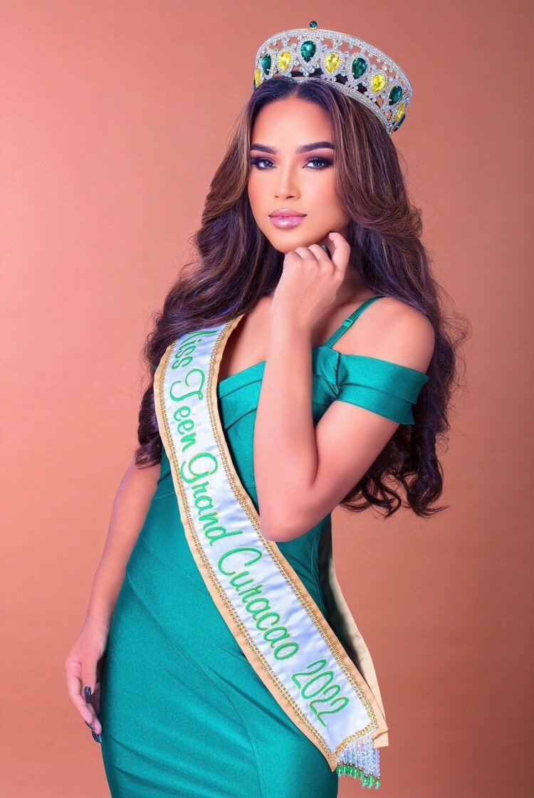 QMQ Organization ta kla pa instalá su partisipantenan pa e sertámen di Miss Teenage Globe Curaçao 2023