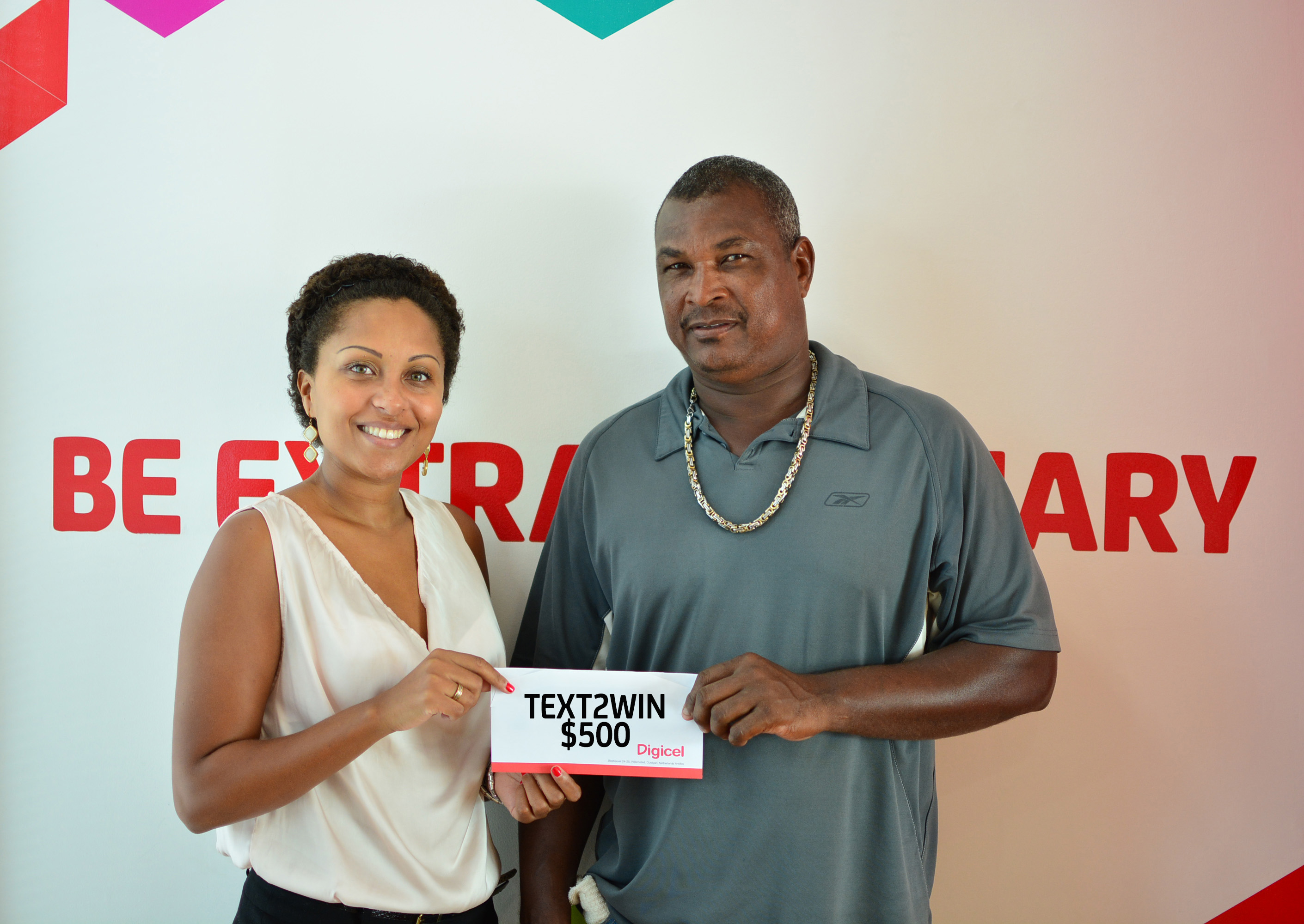 Jule Balentien felis ganador di 500  dòler kèsh den Text 2 Win di Digicel