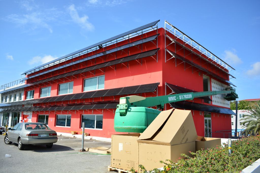 Digicel ta djòin e moveshon bèrdè instalando panel solar riba nan edifisio prinsipal na Biesheuvel