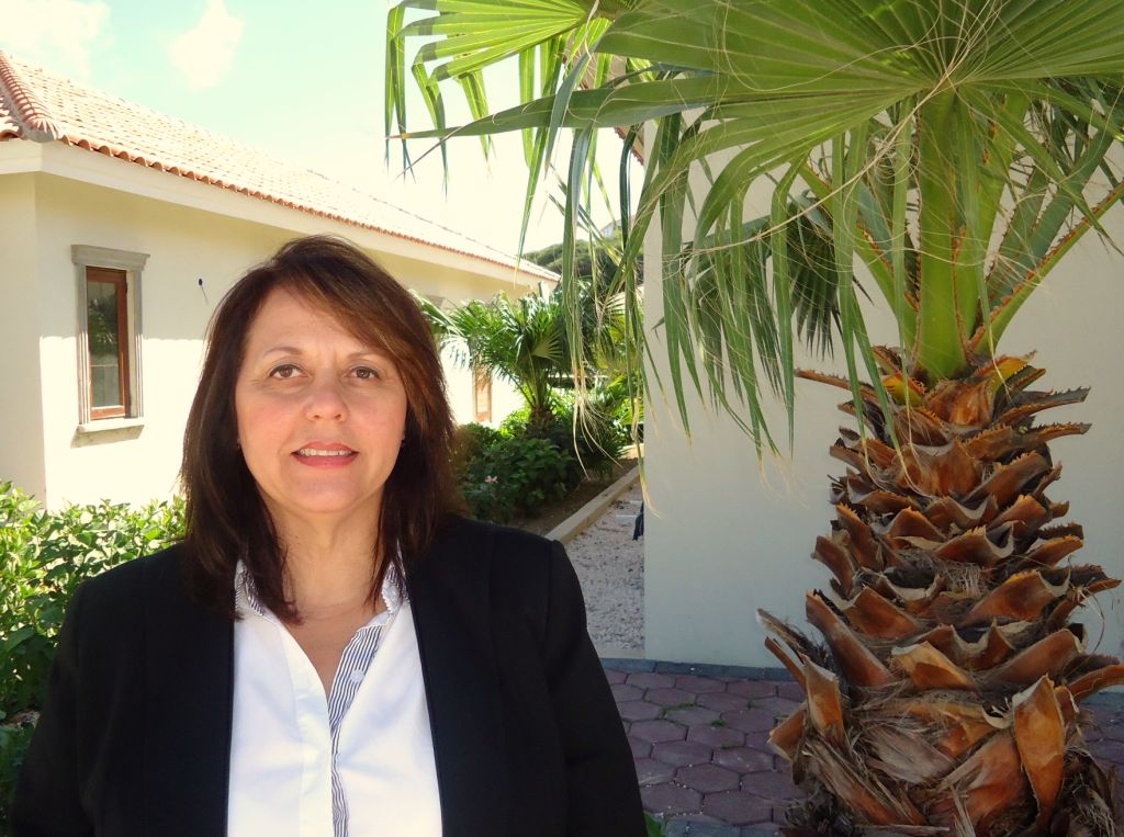 ACOYA Hotel Suites & Villas ta yama bon biní na Valerie Trenidad komo su General Manager