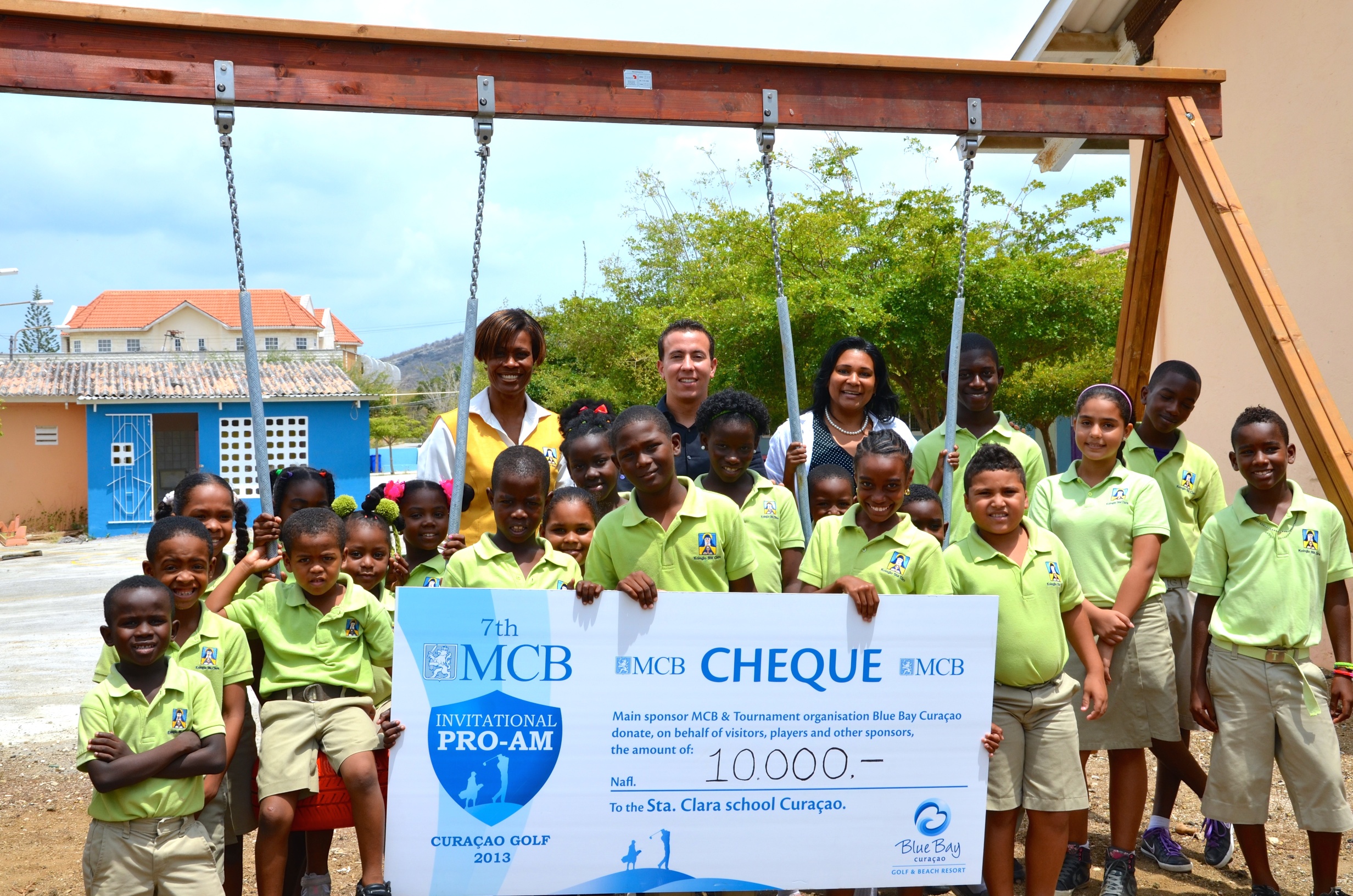 Donashon karitativo di MCB i Blue Bay – Sta. Clara School ta risibí NAf. 10.000,-