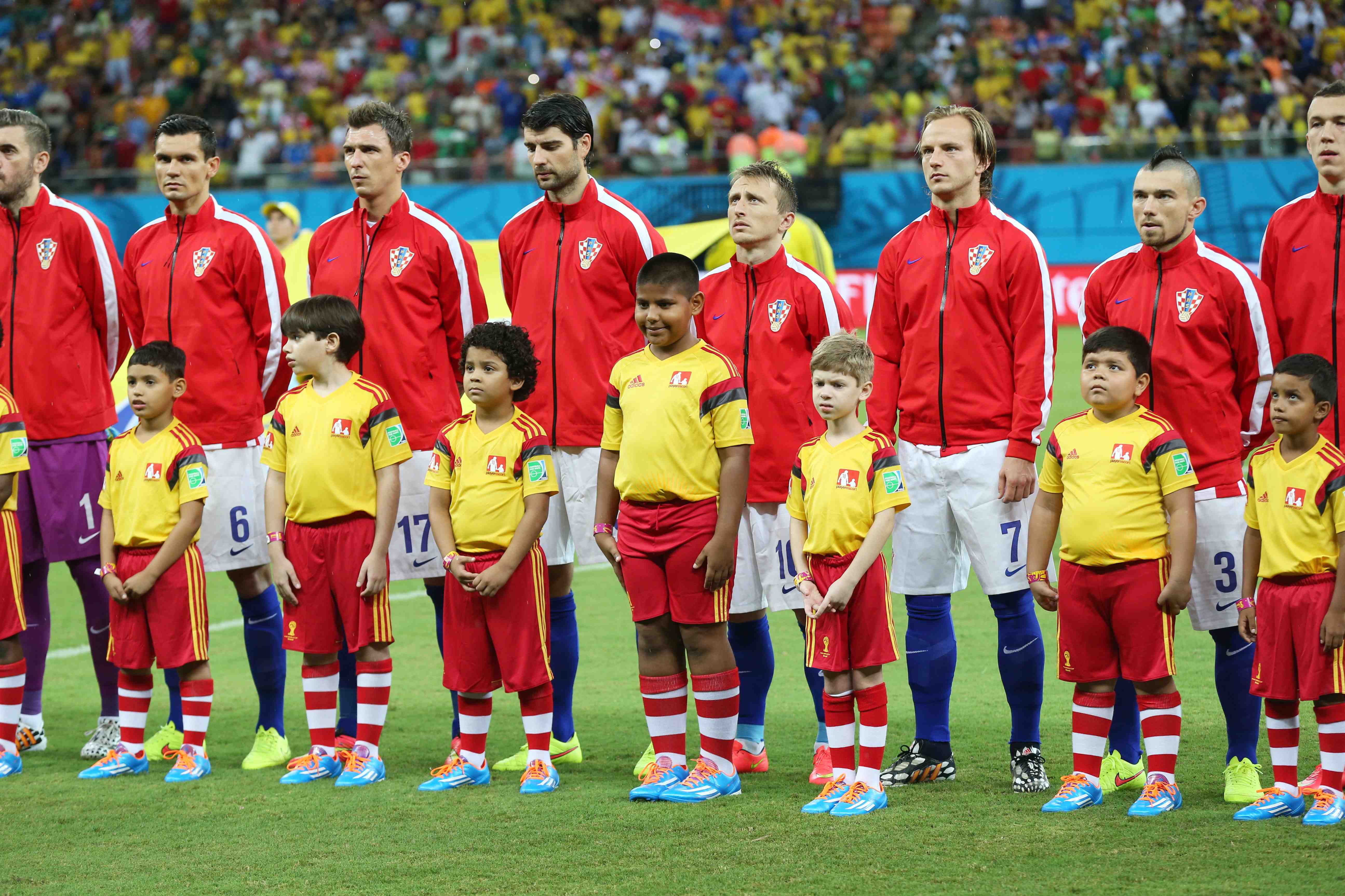Muchanan di “World Cup Player Escort” ta bisti Ronald McDonald su meanan pa duna aporte na RMHC rònt mundu