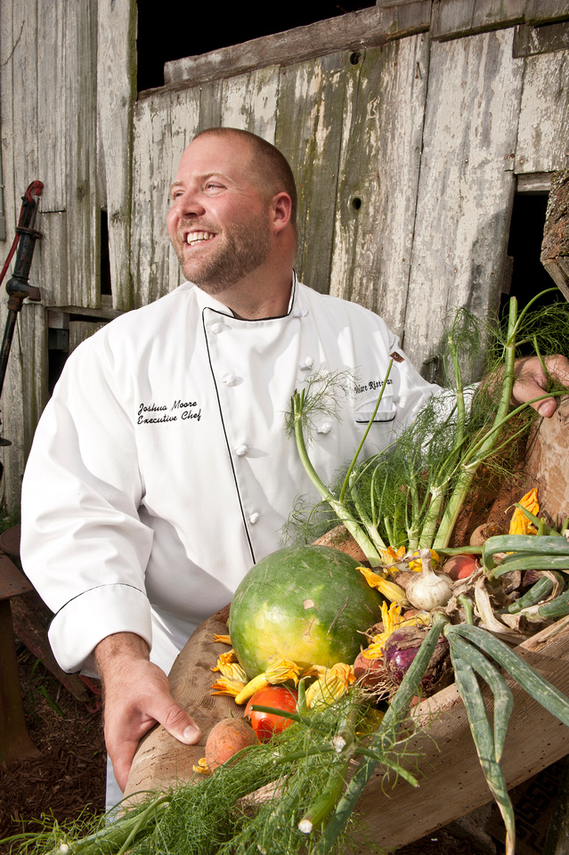 Celebrity Chef Joshua Moore ta para tras di  grill pa presenta Bones & Brew BBQ Buffet