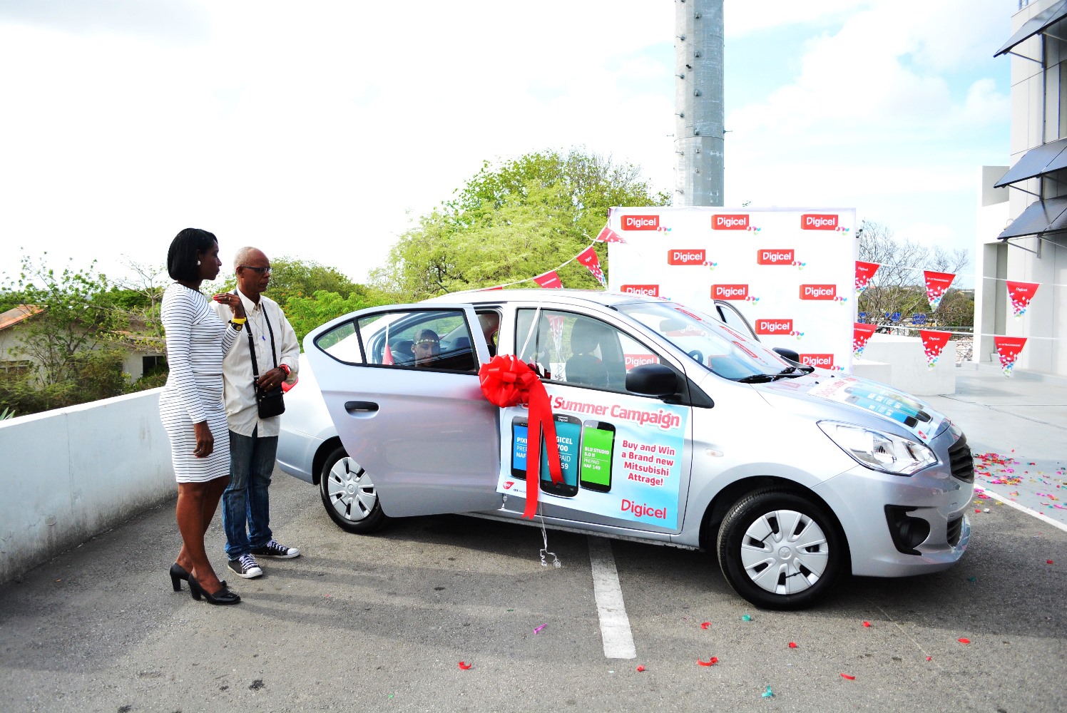 Sra. X. Fernandes ganador di e outo den eksitoso Digicel ‘Summer Campaign’