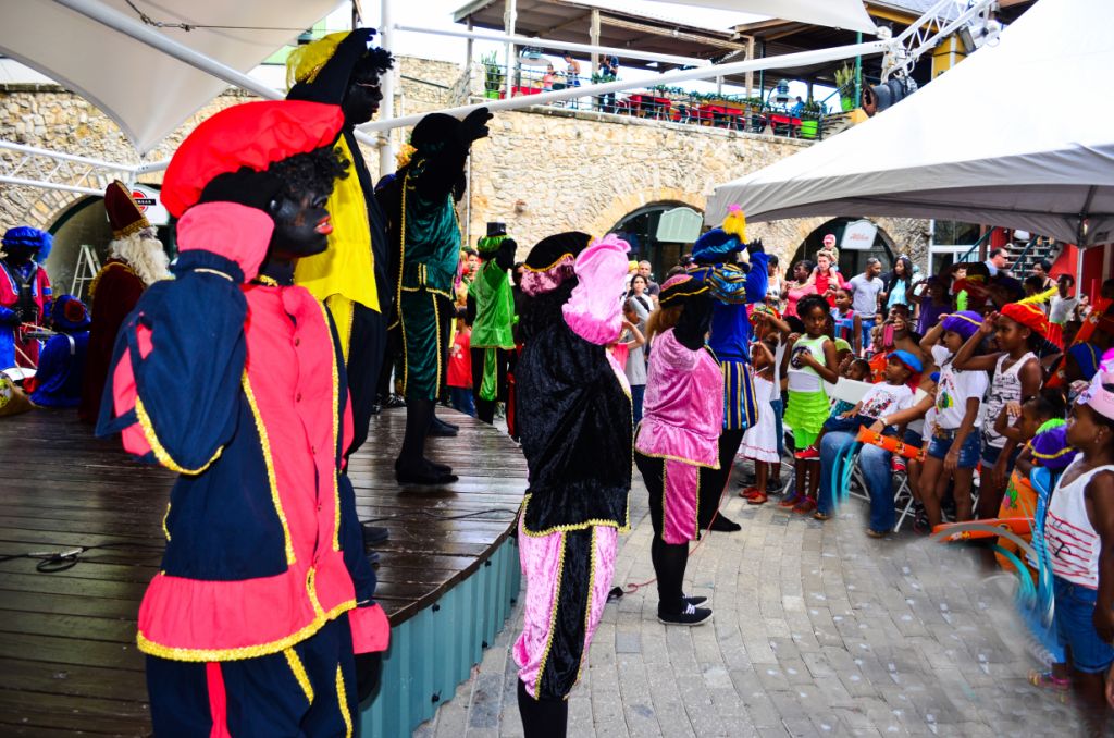 Djasabra awó tur mucha ta invitá pa fiesta  ku Sanikolas na  Renaissance Mall & Rif Fort!