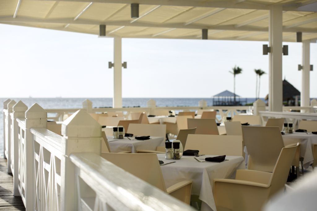 Sea Breeze Bar & Restaurant su ‘ocean view deck’ kompletamente renobá ideal pa bo próksimo sena