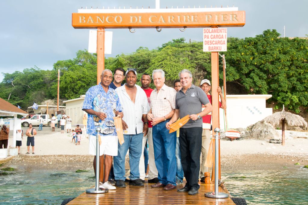 Banco di Caribe i ENNIA ta hasi entrega  di pir renobá na piskadónan di Westpunt