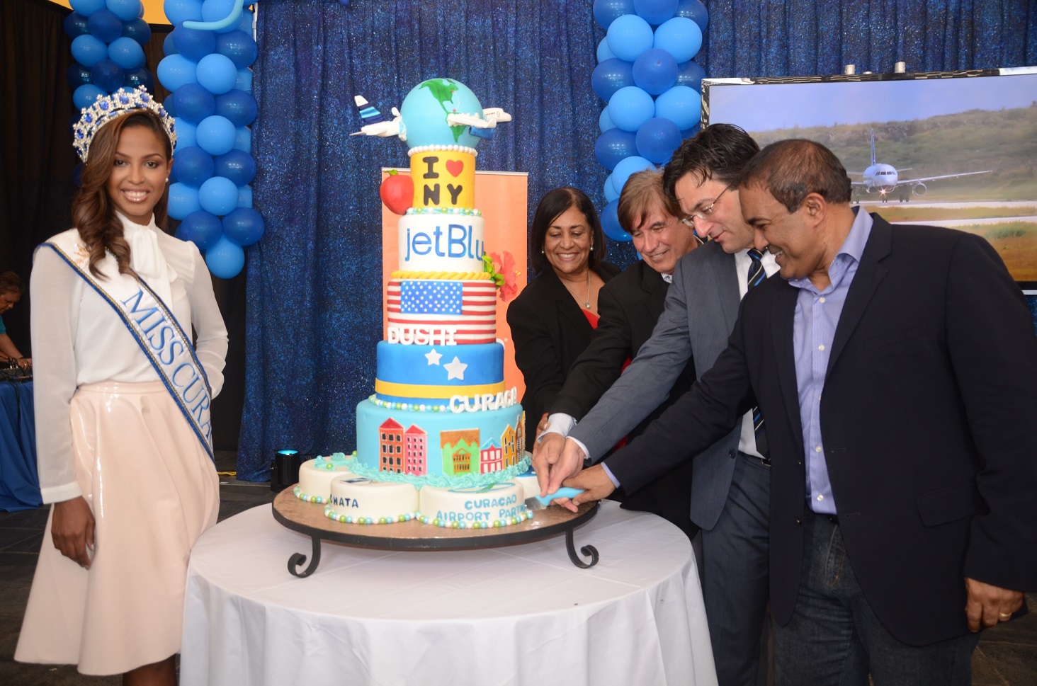 Kòrsou ta gana ‘Cake of the week’ ku bolo di inougurashon di JetBlue!