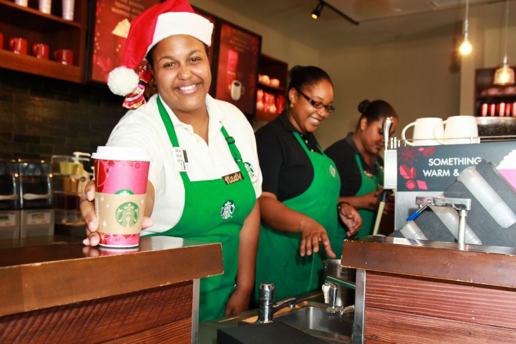Ambiente navideño, dushi kòfi i regalo pa muchanan durante Share Party na Starbucks