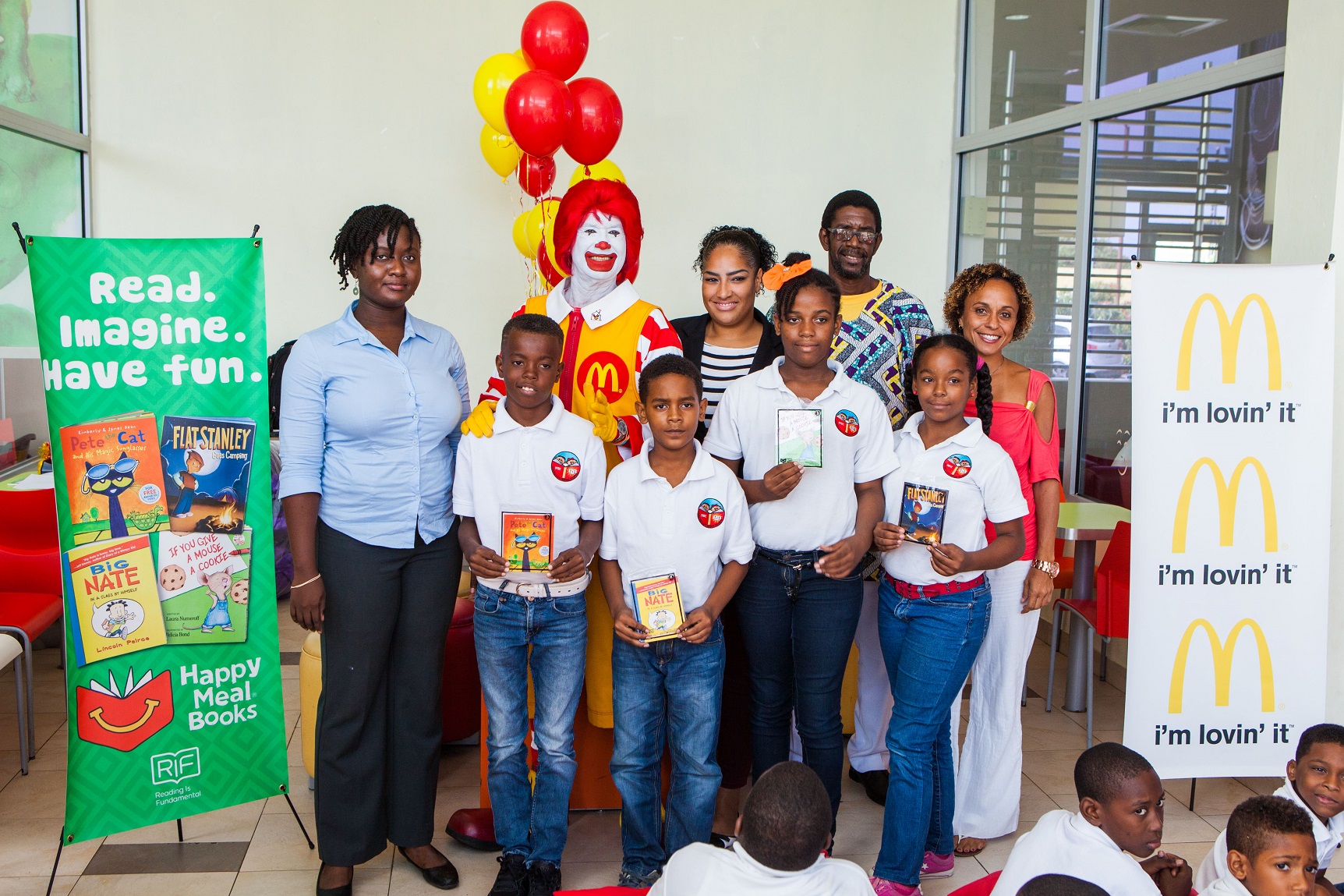 McDONALD’S TA PROVEE BUKI PA FAMIANAN NA KORSOU PA MEDIO DI E PROGRAMA DI HAPPY MEAL NOBO