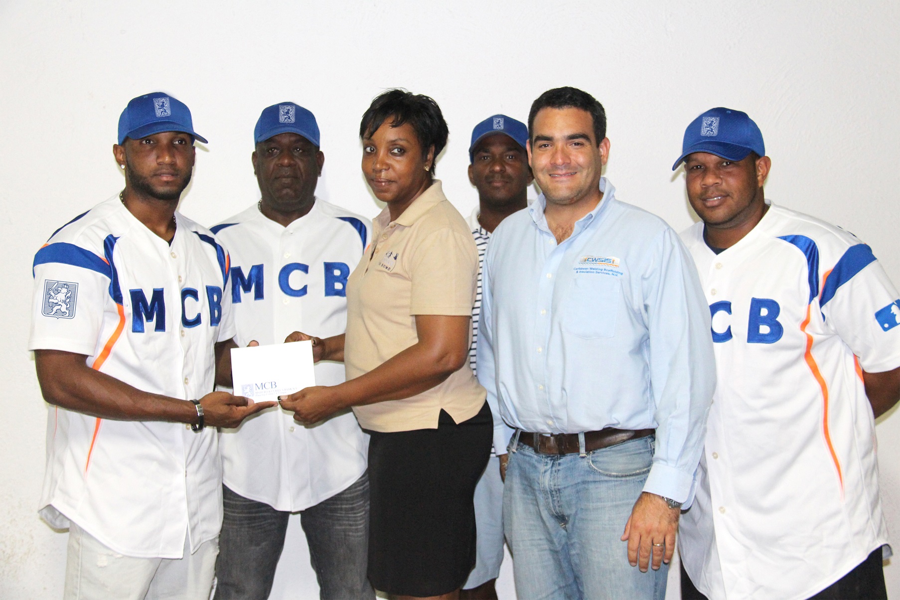 Softball Team MCB Maskulino i Caribbean Welding Scaffolding & Insulation Services N.V. a kontribuí ku Curaçaose Atletiek Bond