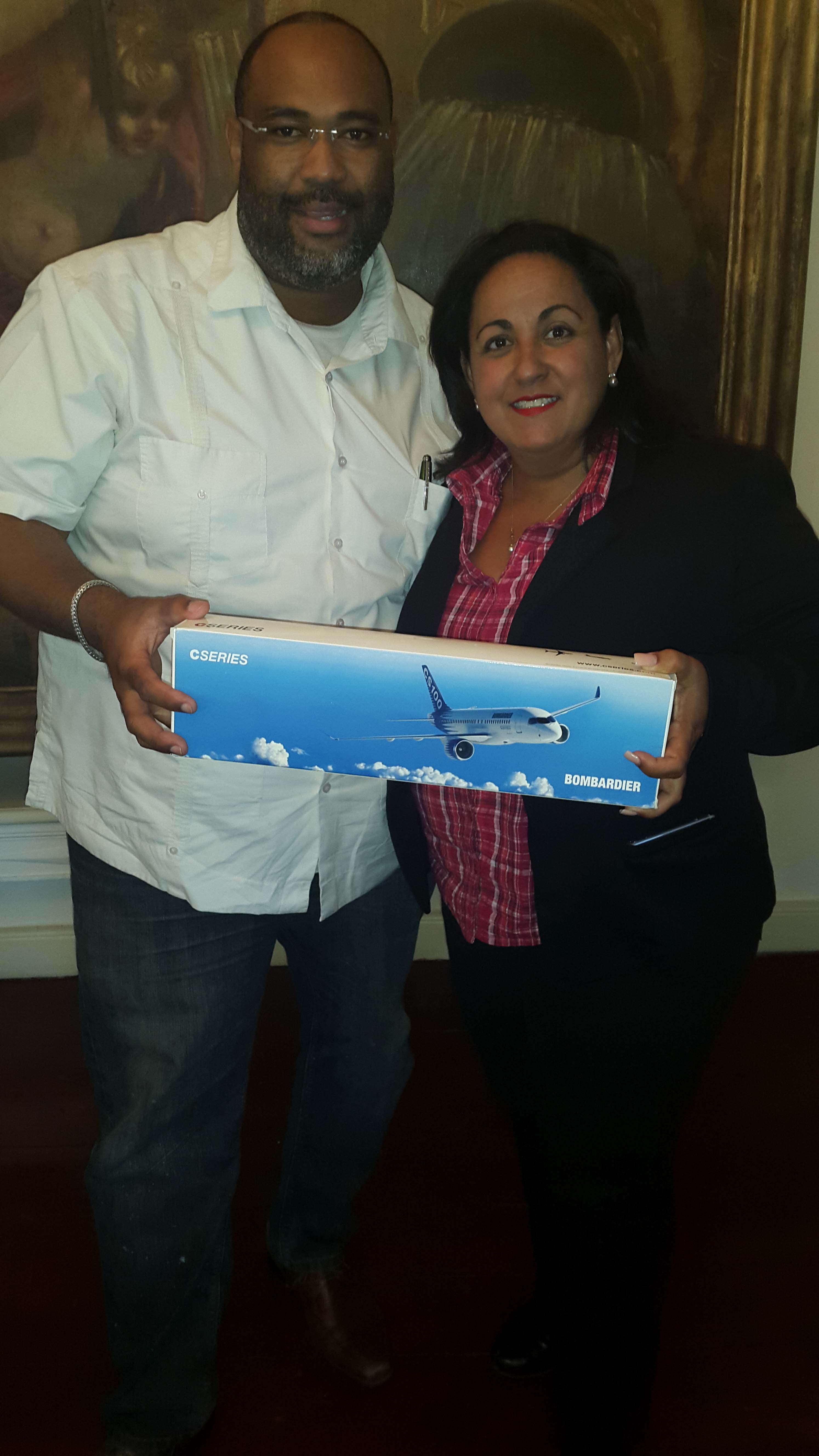 PRESIDENTE DI HUNTA DI CTB SRA. JEANETTE BONET A HAÑA SPLIKASHON DI AVA AIRWAYS CURACAO